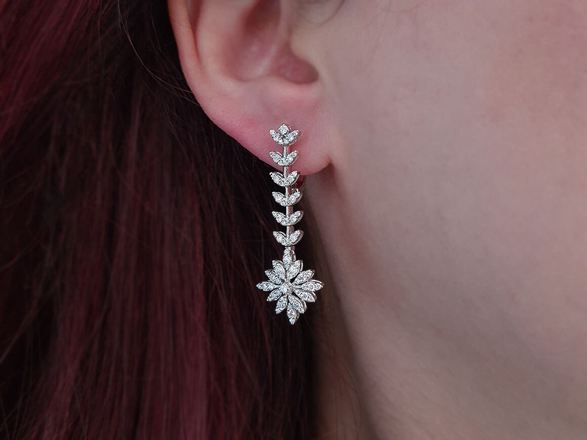Diamant Chrysantheme Ohrhänger in 18 K - handgefertigter Diamantschmuck aus Feingold | Sirius Diamant