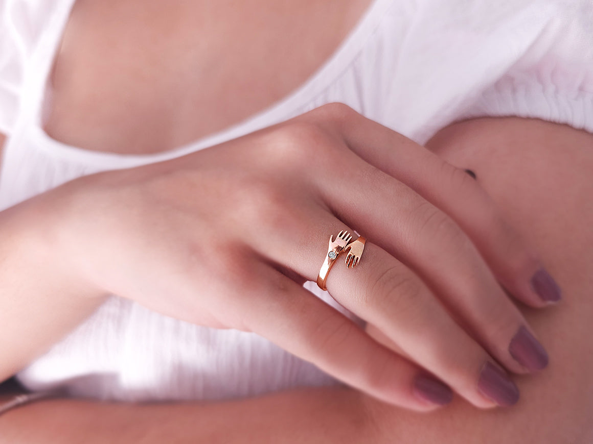 Bague avec diamants et mains jointes