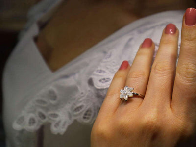 Bague perce-neige en or blanc 14 carats avec diamants et nacre
