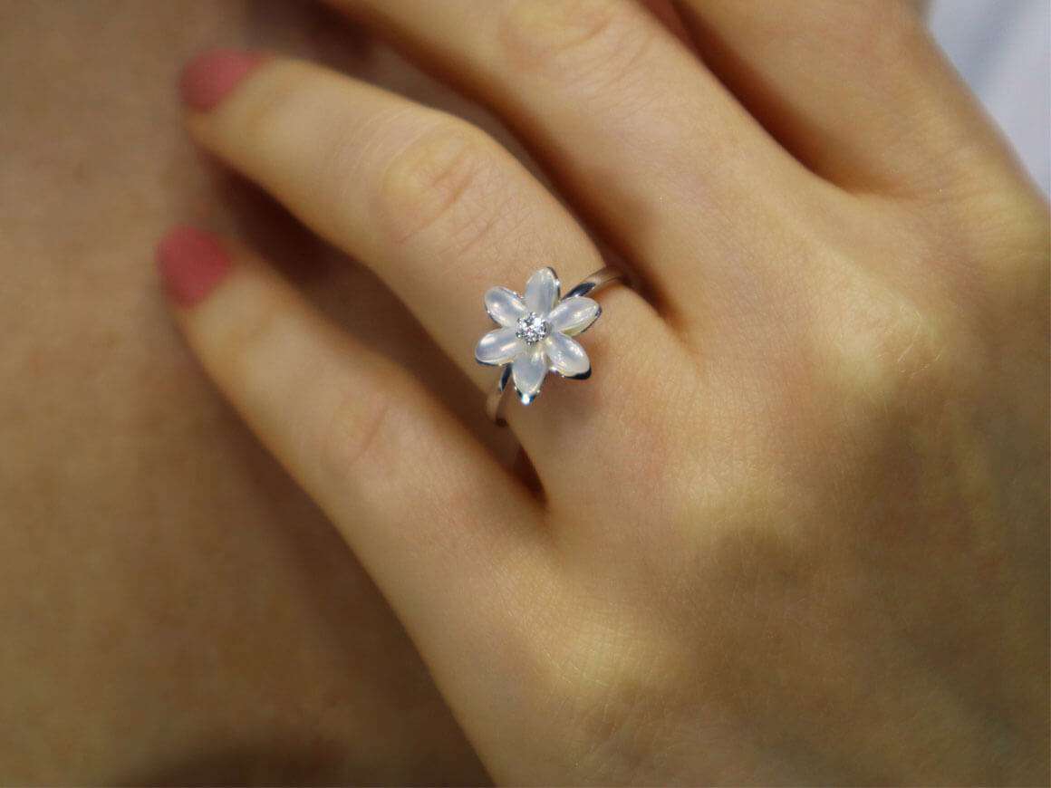 Bague perce-neige en or blanc 14 carats avec diamants et nacre