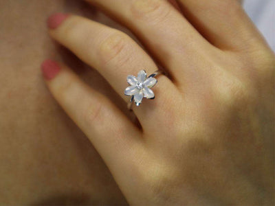 Bague perce-neige en or blanc 14 carats avec diamants et nacre