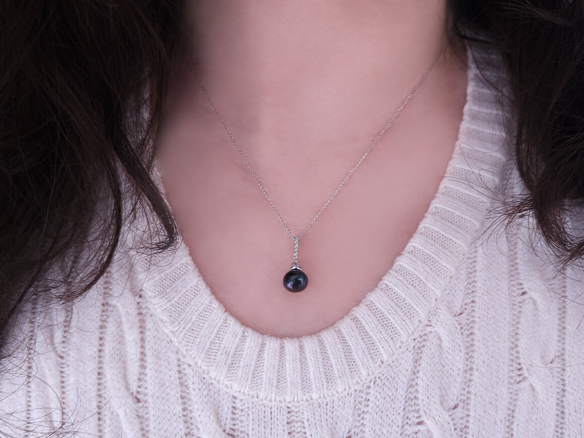 Necklace with black pearls and diamonds