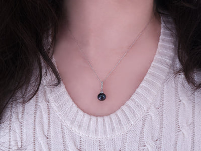 Necklace with black pearls and diamonds
