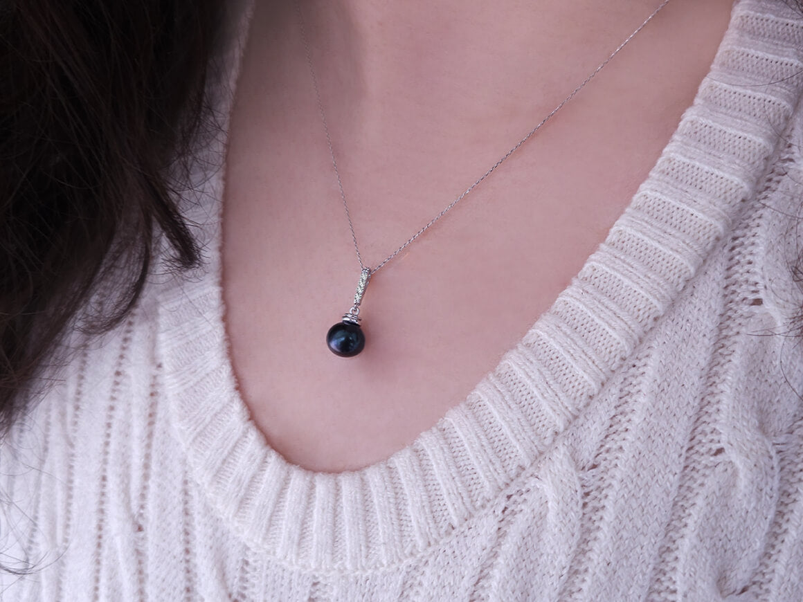 Necklace with black pearls and diamonds