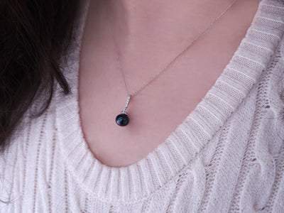 Necklace with black pearls and diamonds