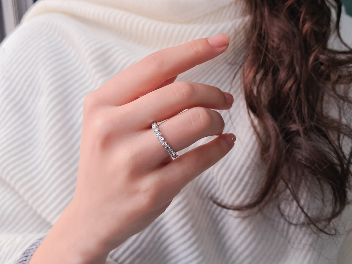 0.58 carat diamond half-round alliance