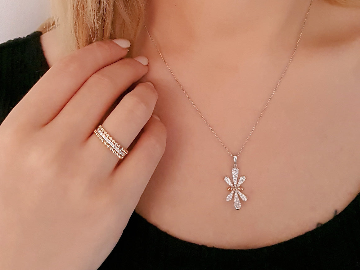 Alliance demi-ronde trois pièces en or blanc et rouge 14 carats avec diamants de 0,24 carat au total