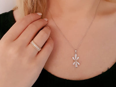 Alliance demi-ronde trois pièces en or blanc et rouge 14 carats avec diamants de 0,24 carat au total