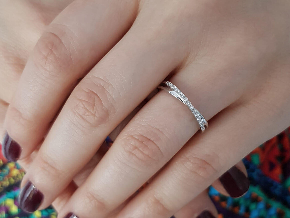 Alliance demi-ronde en or blanc 585 14 carats avec diamants de 0,15 carat