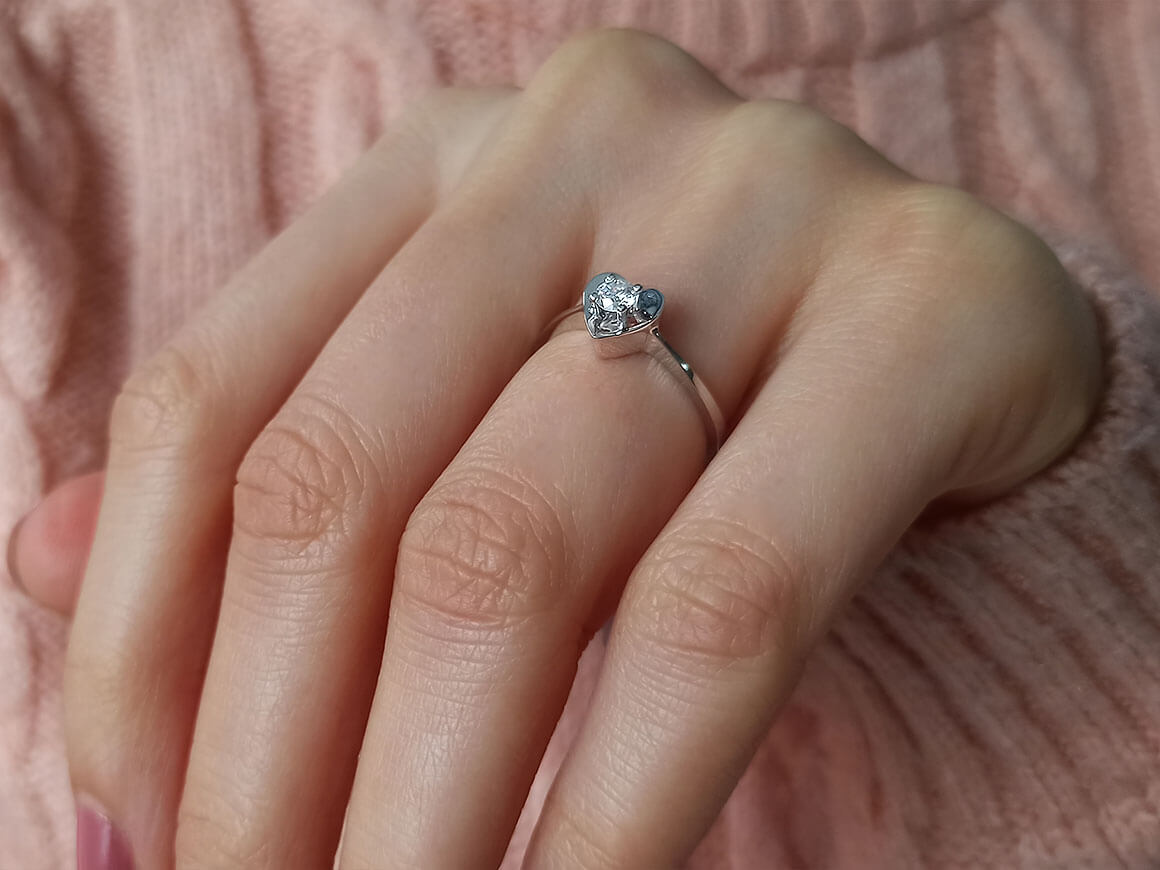 Bague solitaire en forme de cœur avec diamant de 0,16 carat