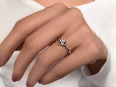 Bague solitaire en forme de cœur avec diamant de 0,10 carat