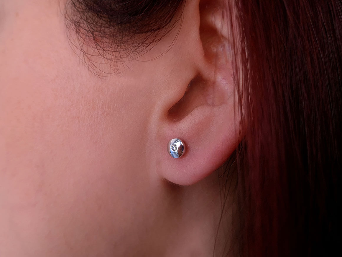 F Farbe 0,05 Karat Ohrstecker in 333er 8 Karat Weißgold - handgefertigter Diamantschmuck aus Feingold | Sirius Diamant