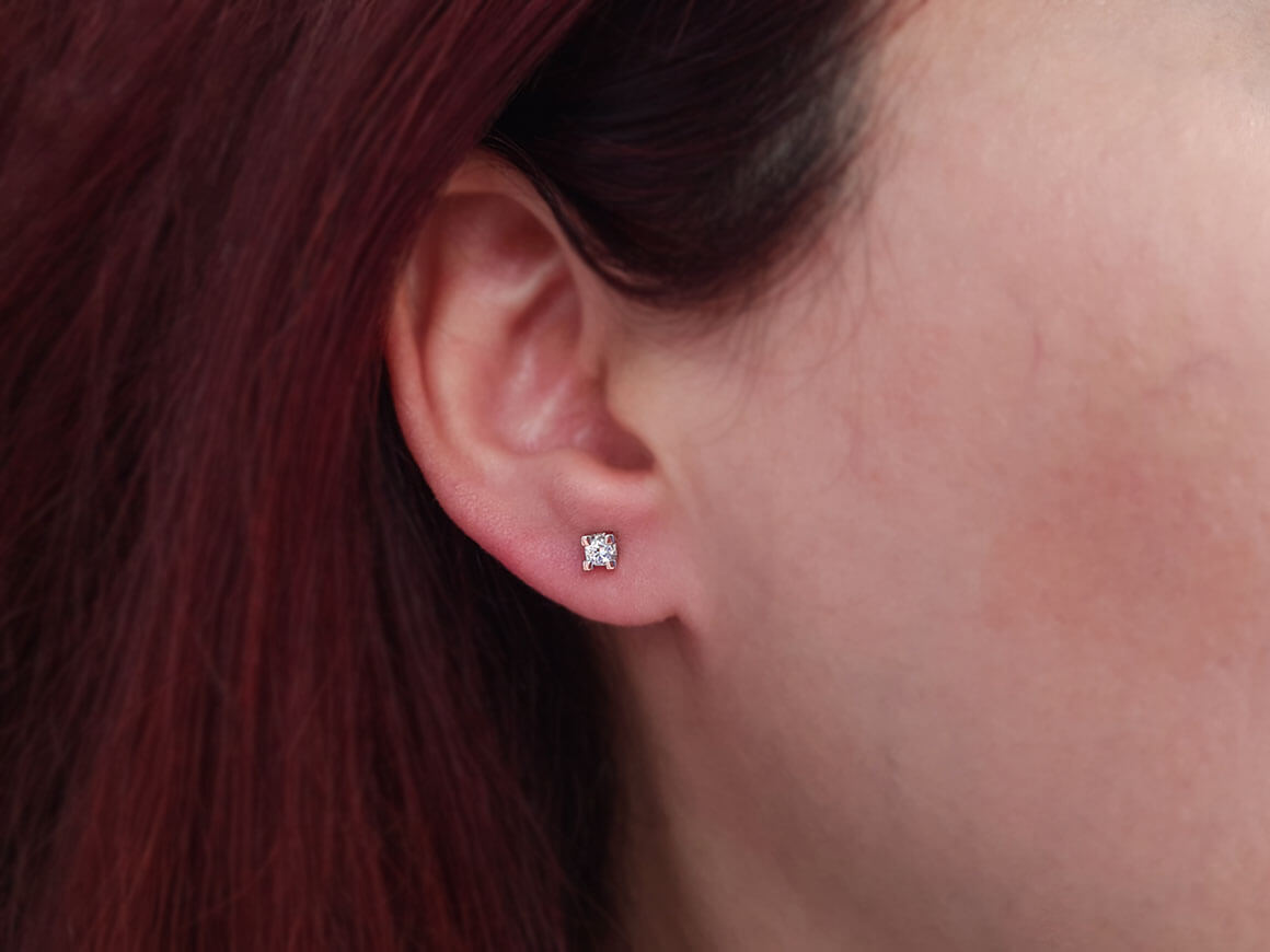 F Farbe 0,21 Carat Solitär Ohrringe - handgefertigter Diamantschmuck aus Feingold | Sirius Diamant