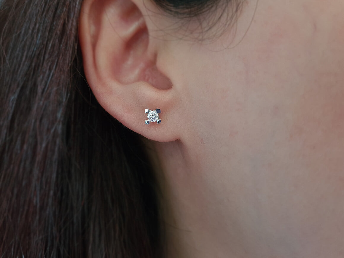 F Farbe 0,26 Karat Diamant Solitär Ohrringe - handgefertigter Diamantschmuck aus Feingold | Sirius Diamant