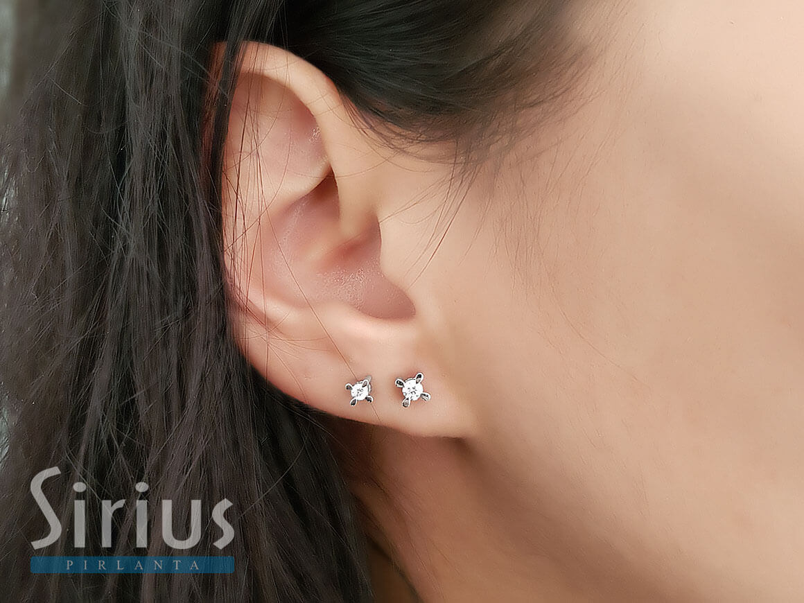 0,20 Carat Diamant Solitaire Ohrstecker - handgefertigter Diamantschmuck aus Feingold | Sirius Diamant