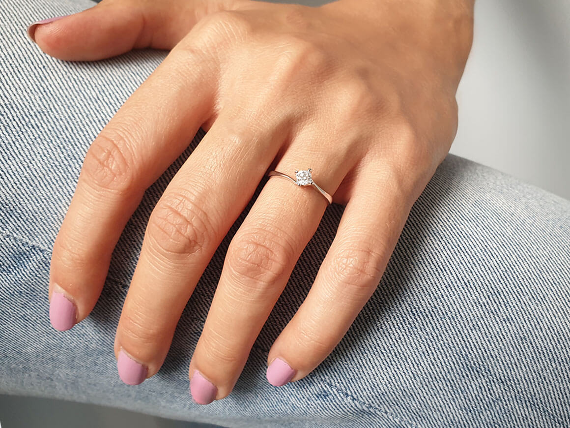 Bague solitaire en or blanc 14 carats avec diamant de 0,24 carat
