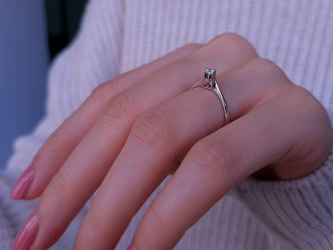 0.14 carat diamond solitaire ring in 18 K white gold