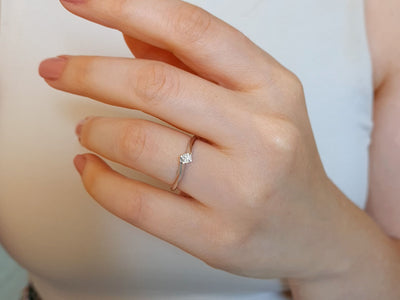 Bague solitaire en or blanc 333 8 carats avec diamant de 0,13 carat