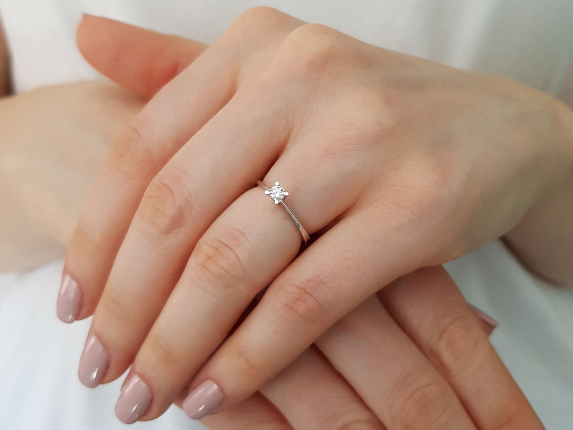 Bague solitaire en or blanc 14 carats avec diamant de 0,13 carat
