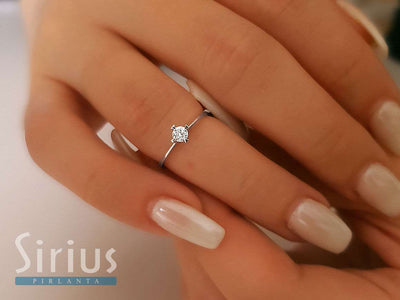 Bague solitaire en or blanc 14 carats avec diamant de 0,12 carat