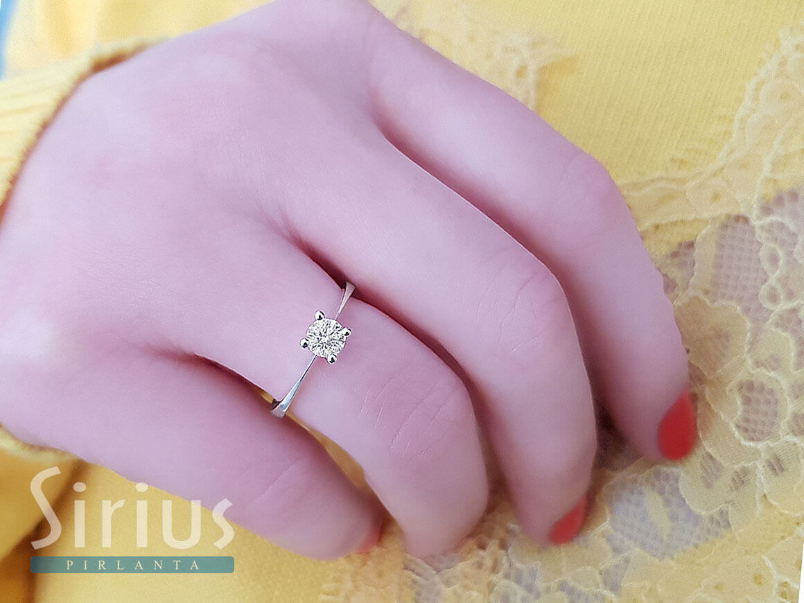 Bague solitaire en or blanc 14 carats avec diamant de 0,33 carat
