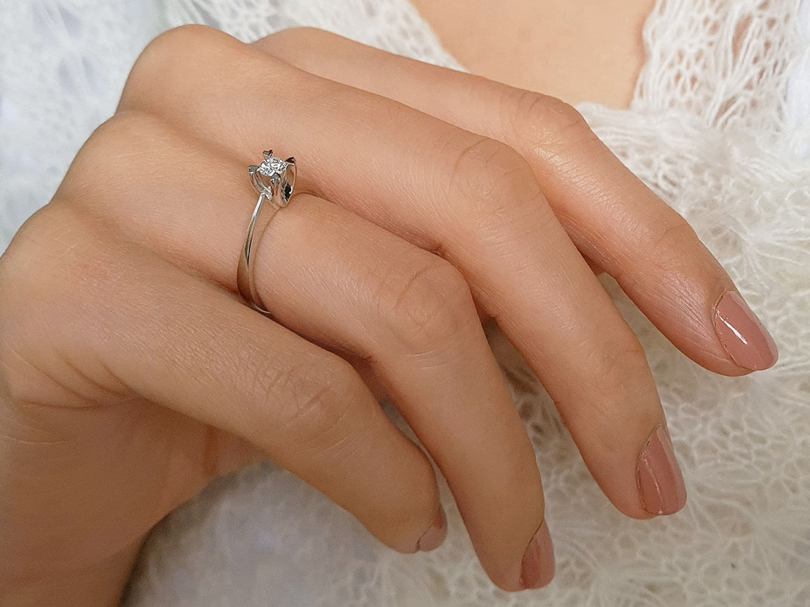 Bague solitaire en or blanc 14 carats avec diamant de 0,18 carat