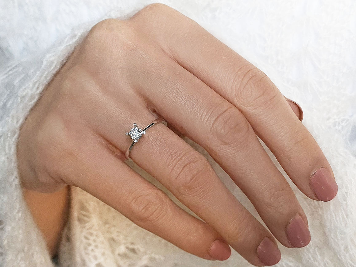 Bague solitaire en or blanc 14 carats avec diamant de 0,32 carat