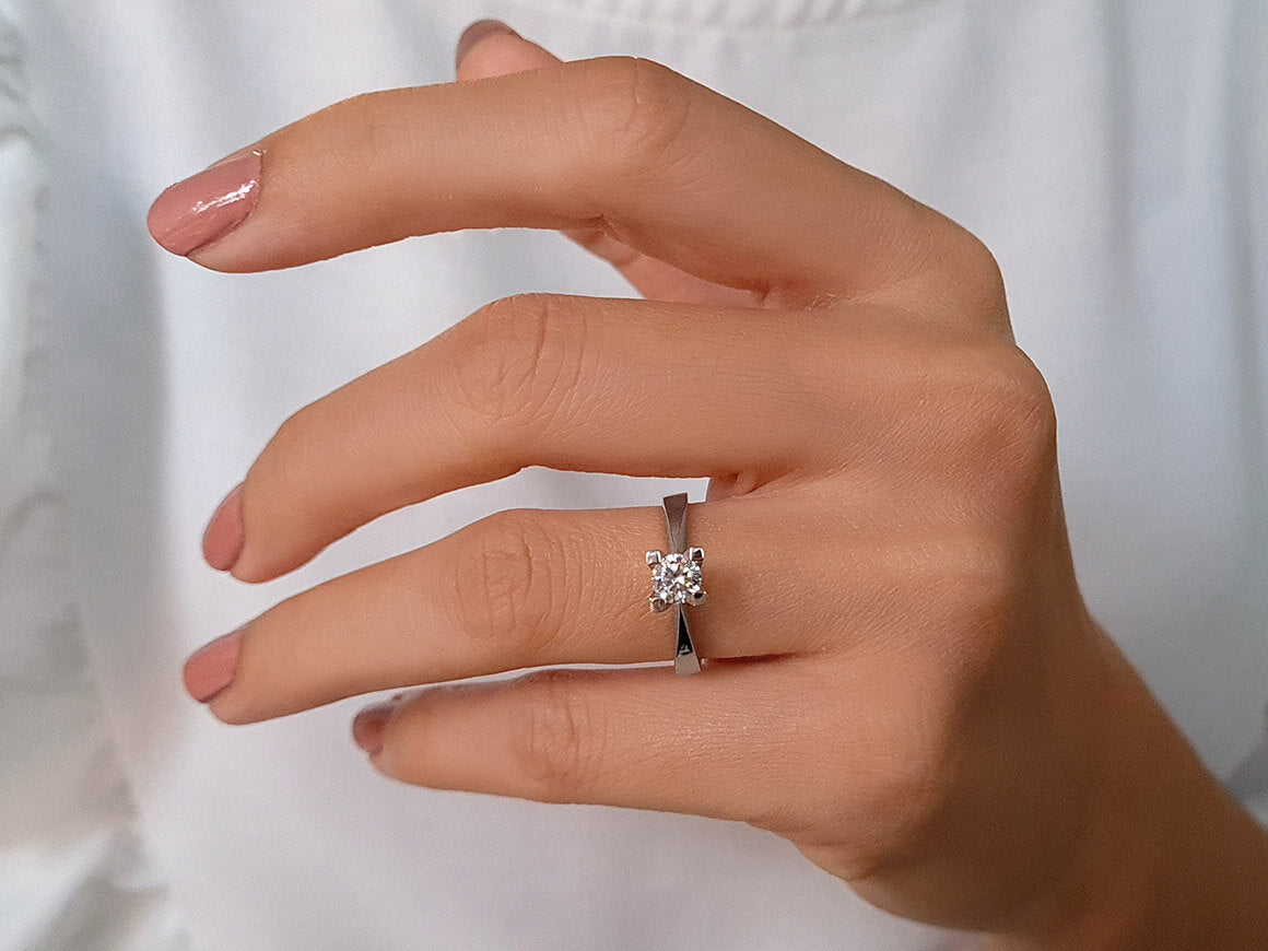 Bague solitaire en or blanc 14 carats avec diamant de 0,41 carat