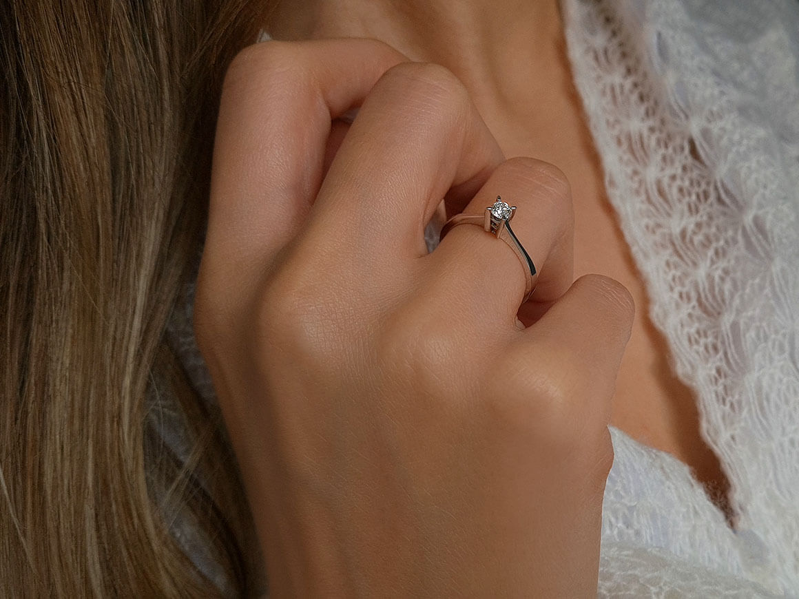Bague solitaire en or blanc 18 carats avec diamant de 0,19 carat