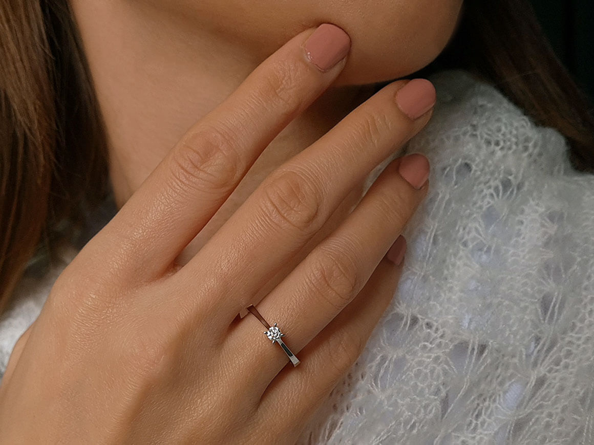 Bague solitaire en or blanc 18 carats avec diamant de 0,19 carat