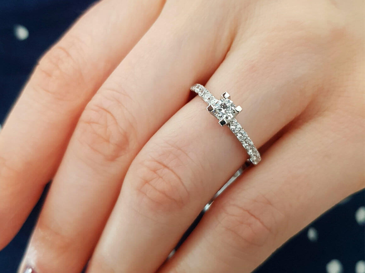 Bague solitaire en diamant de 0,59 carat au total