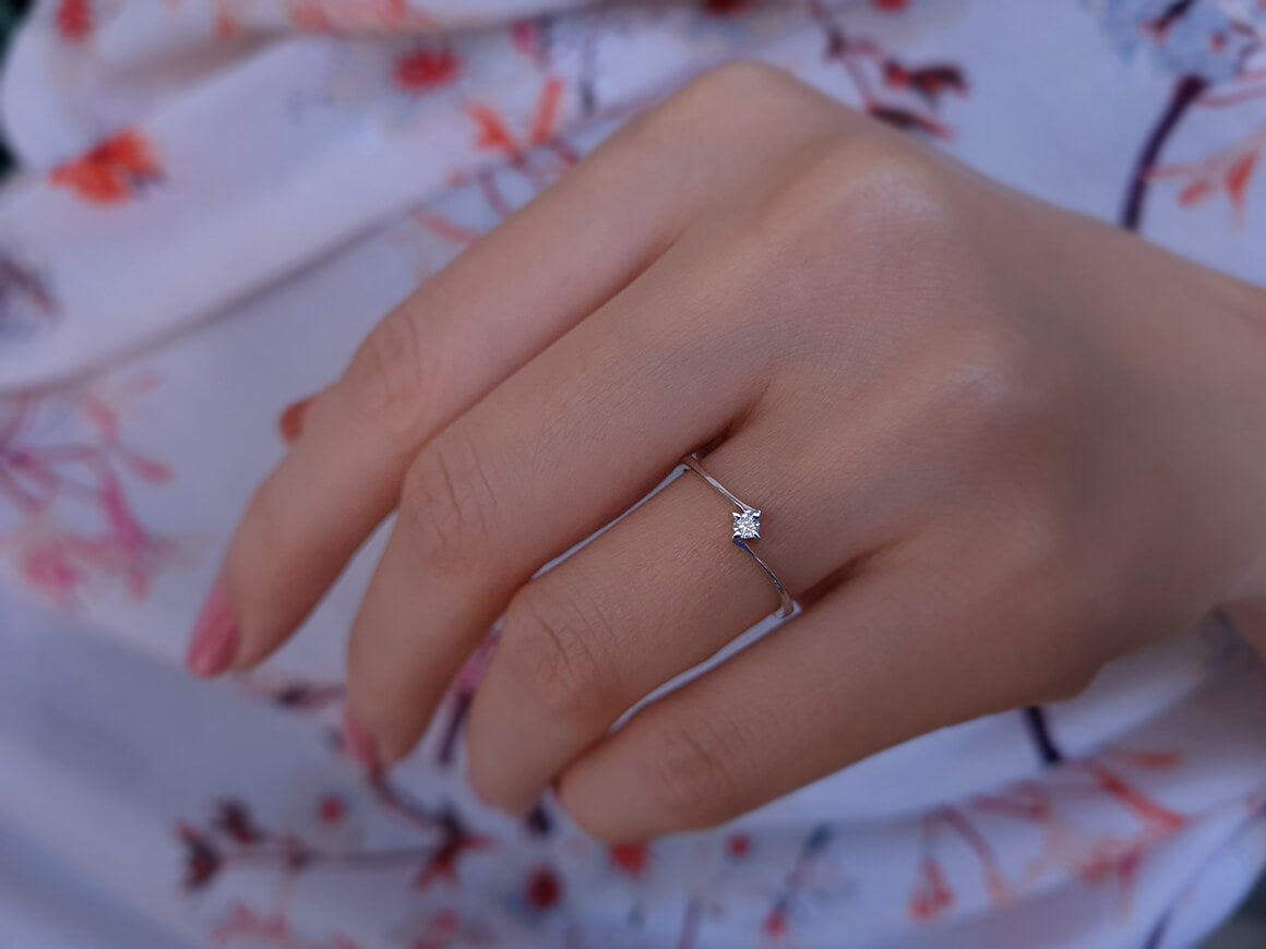 Bague solitaire en diamant de 0,06 carat
