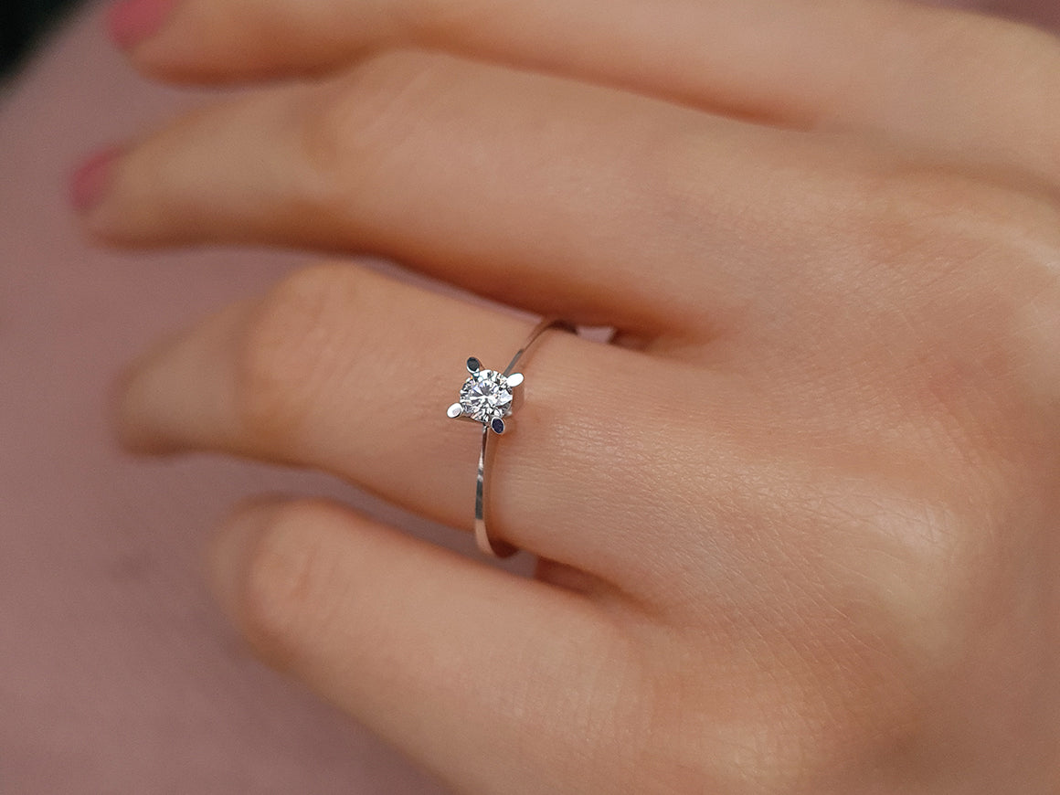 Bague solitaire en diamant de 0,11 carat de couleur F