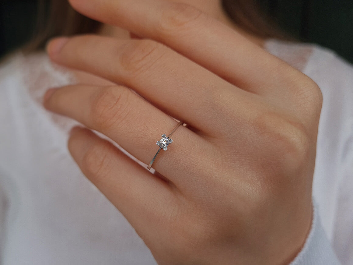 Bague solitaire en or blanc 333 8 carats avec diamant de 0,06 carat