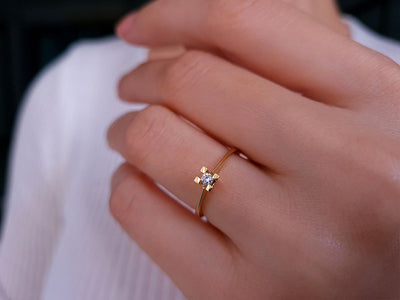 Bague solitaire en diamant de 0,06 carat
