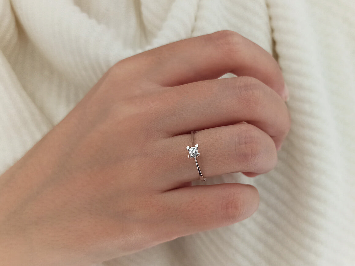 Bague solitaire en diamant de 0,11 carat de couleur E
