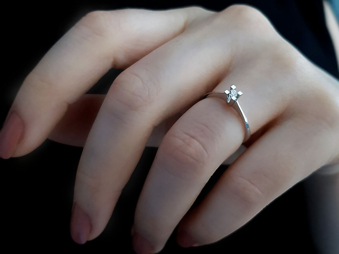 Bague solitaire en diamant de 0,09 carat de couleur E