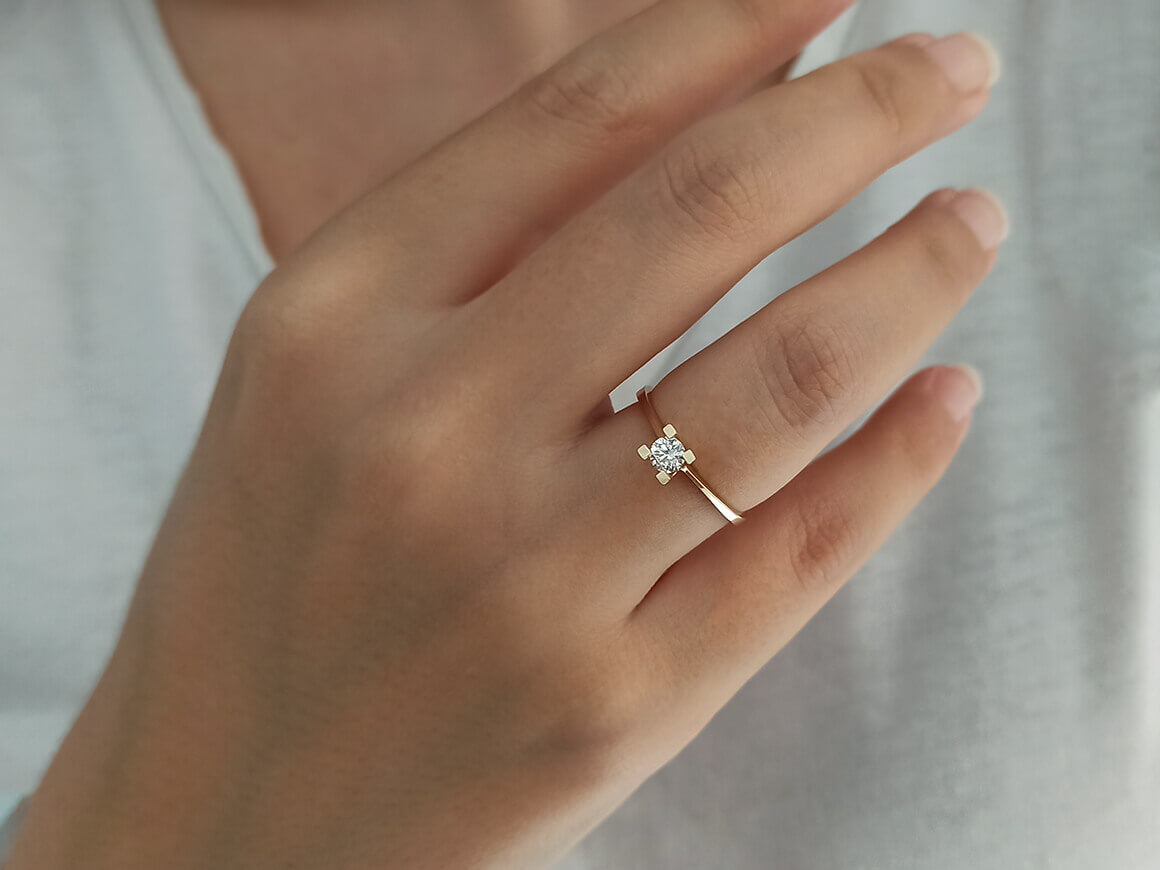 0.23 carat diamond solitaire ring in 14 K yellow gold