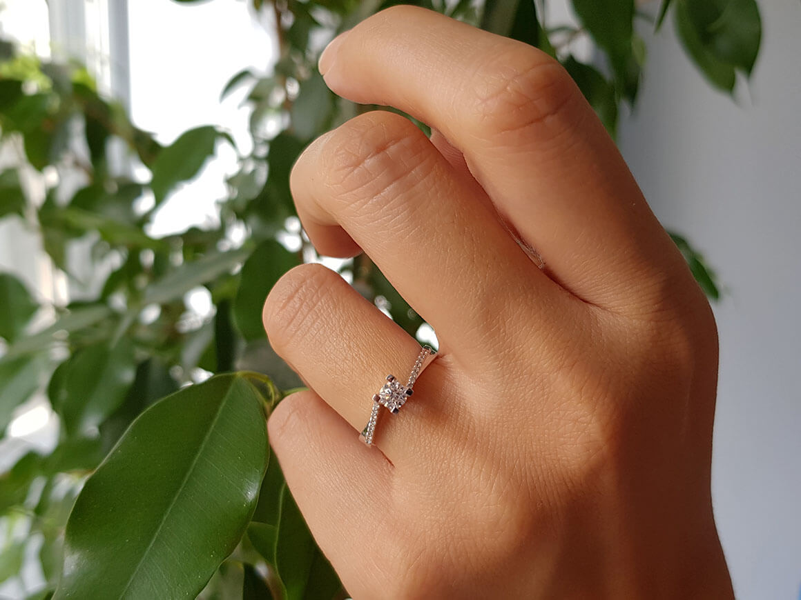 Bague solitaire en diamant de 0,37 carat au total