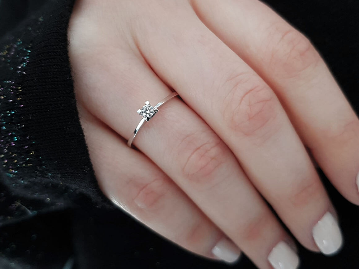 Bague solitaire en diamant de 0,10 carat 