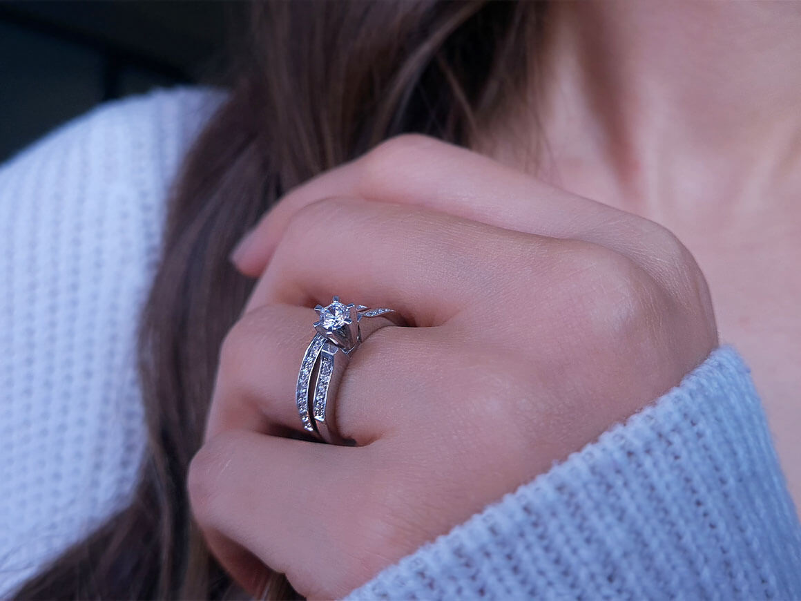 Total 0.46 carat diamond solitaire ring and alliance