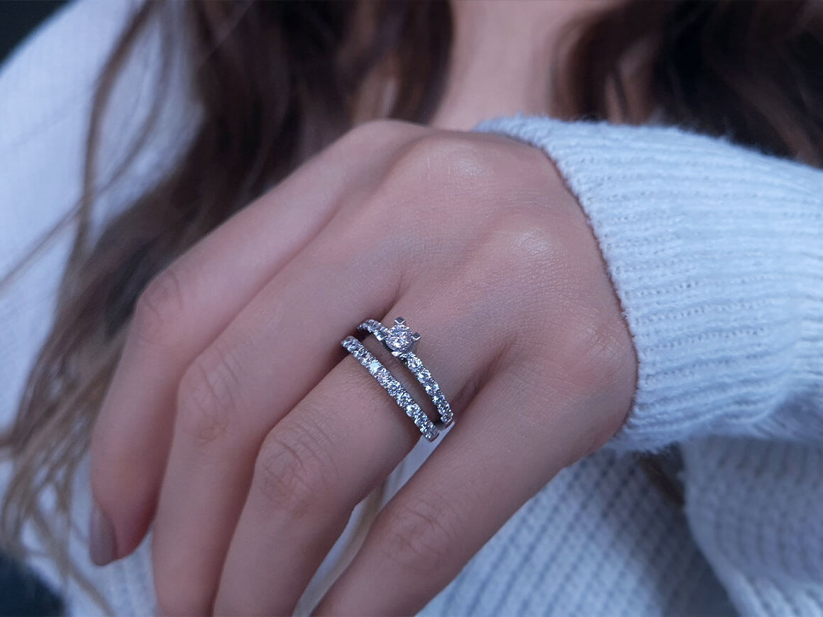 Insgesamt 1,01 Karat Diamant Solitär Ring und Allianz