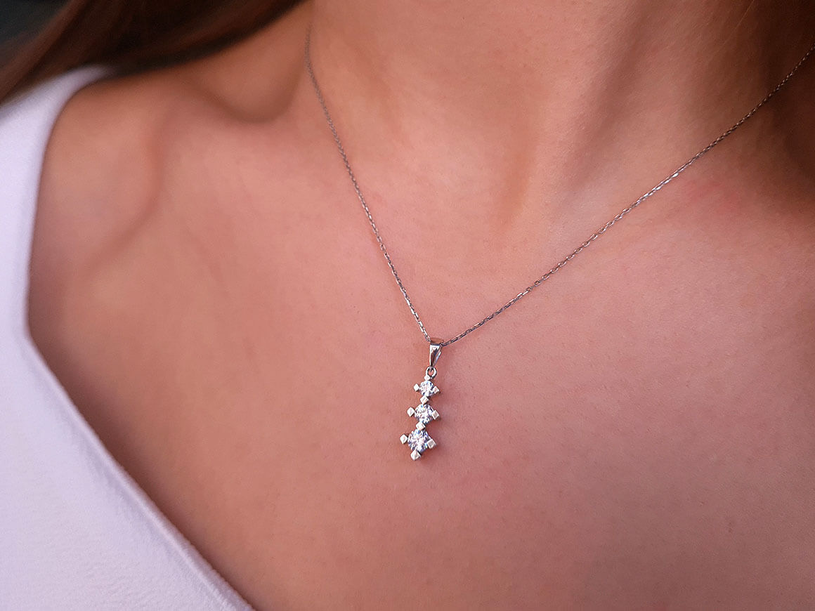0.34 carat diamond tria necklace