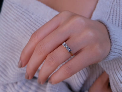 Bague trio de diamants de 0,11 carat en or jaune et blanc 8 carats