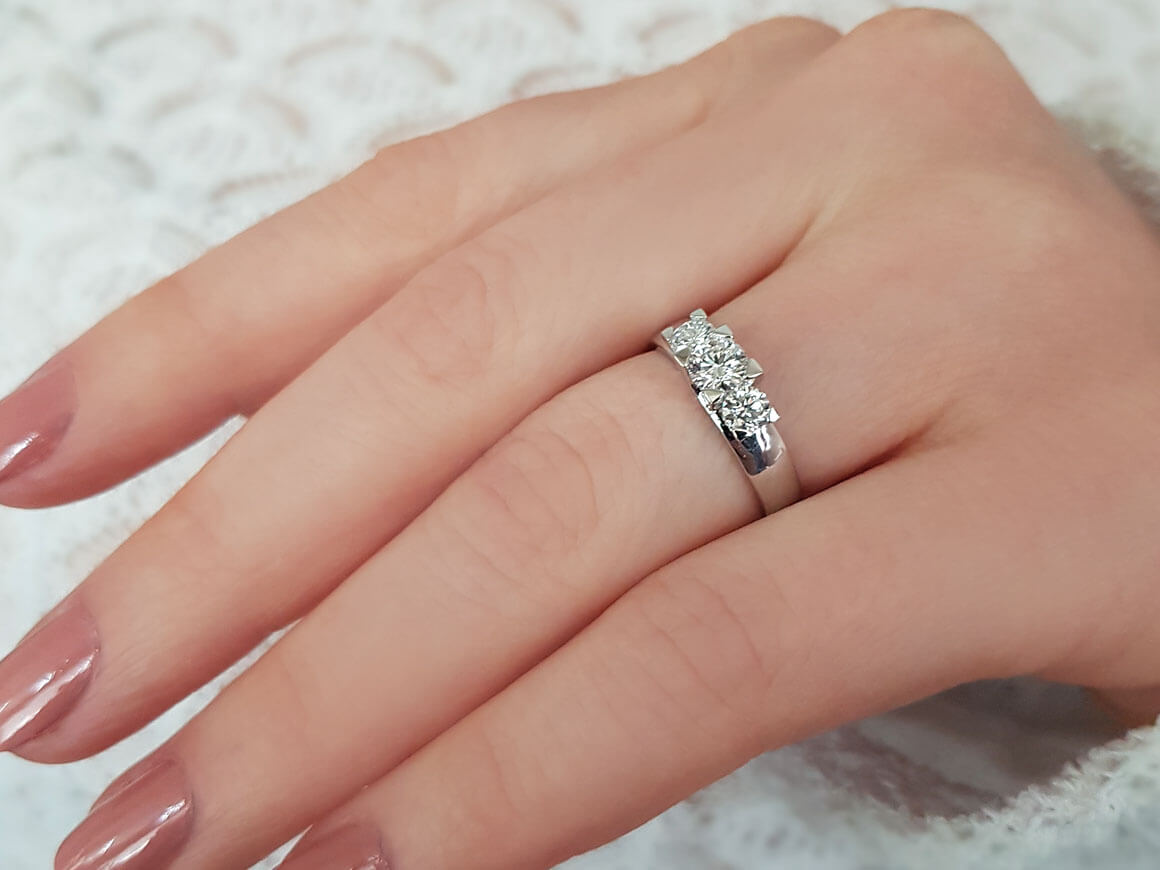 Bague trio de diamants de 0,75 carat en or blanc 14 carats