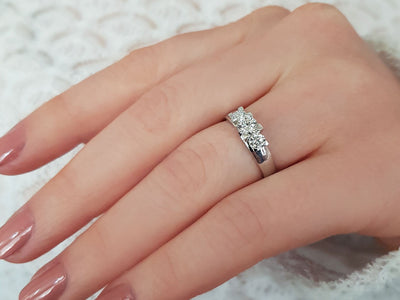 Bague trio de diamants de 0,75 carat en or blanc 14 carats