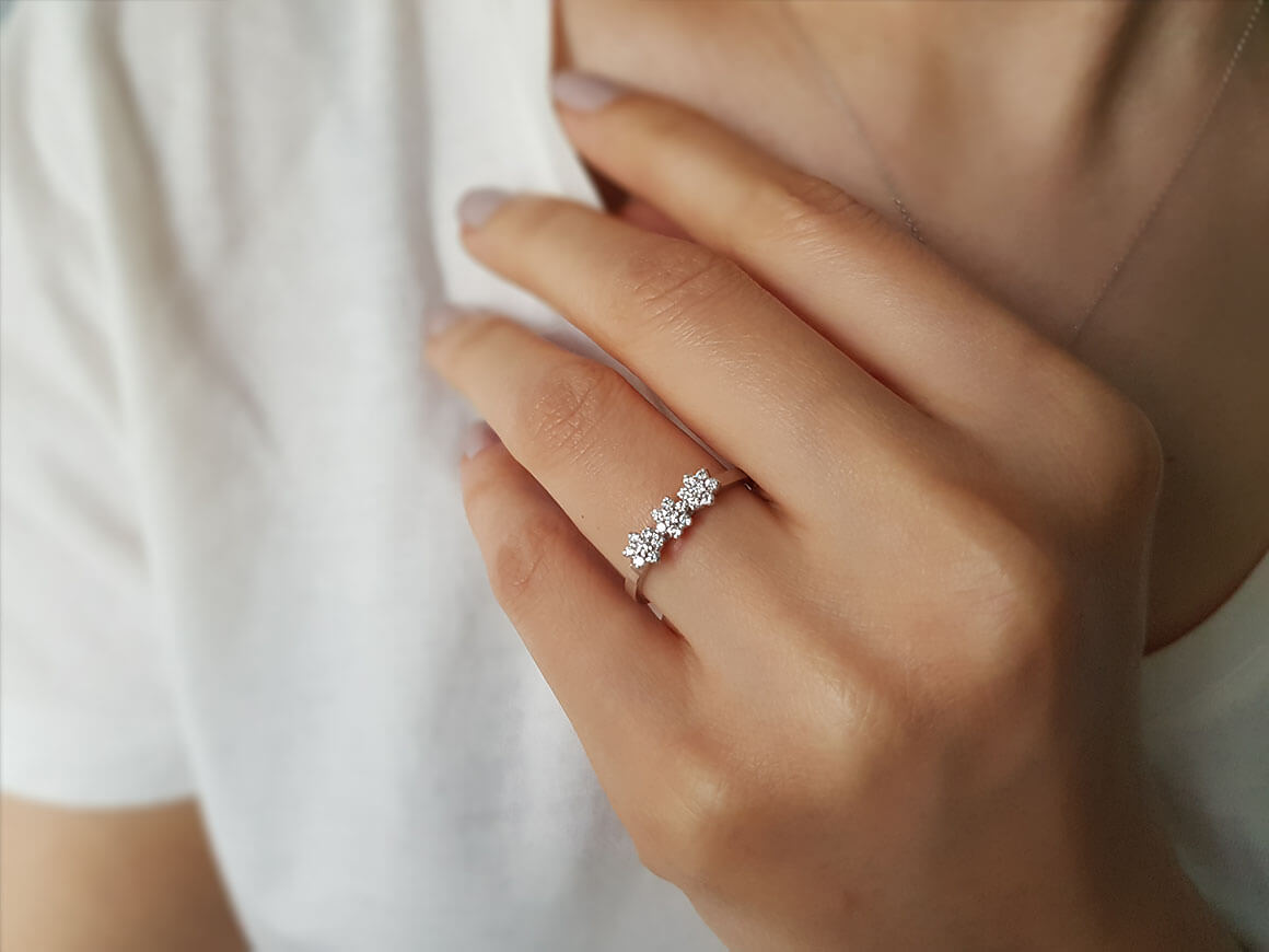 Bague marguerite à effet tria diamant en or blanc 8 carats