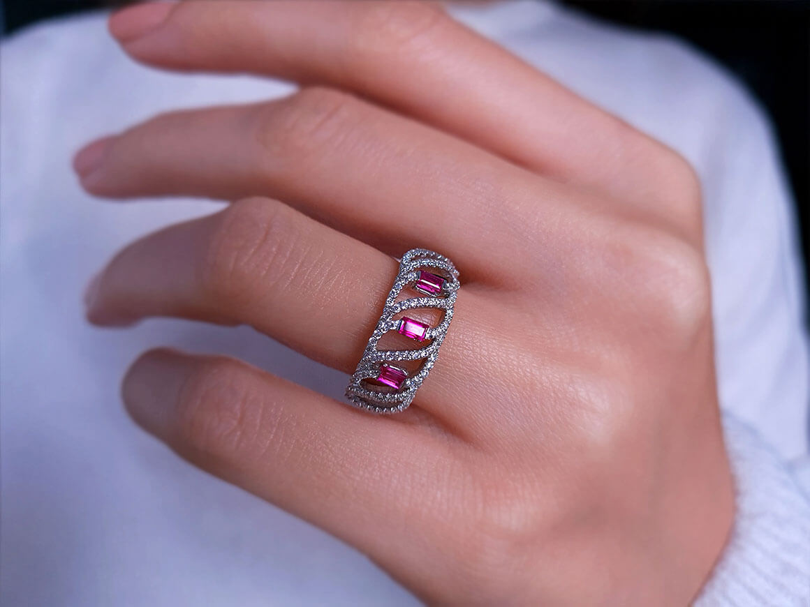 Diamond and baguette ruby ring in 18 K