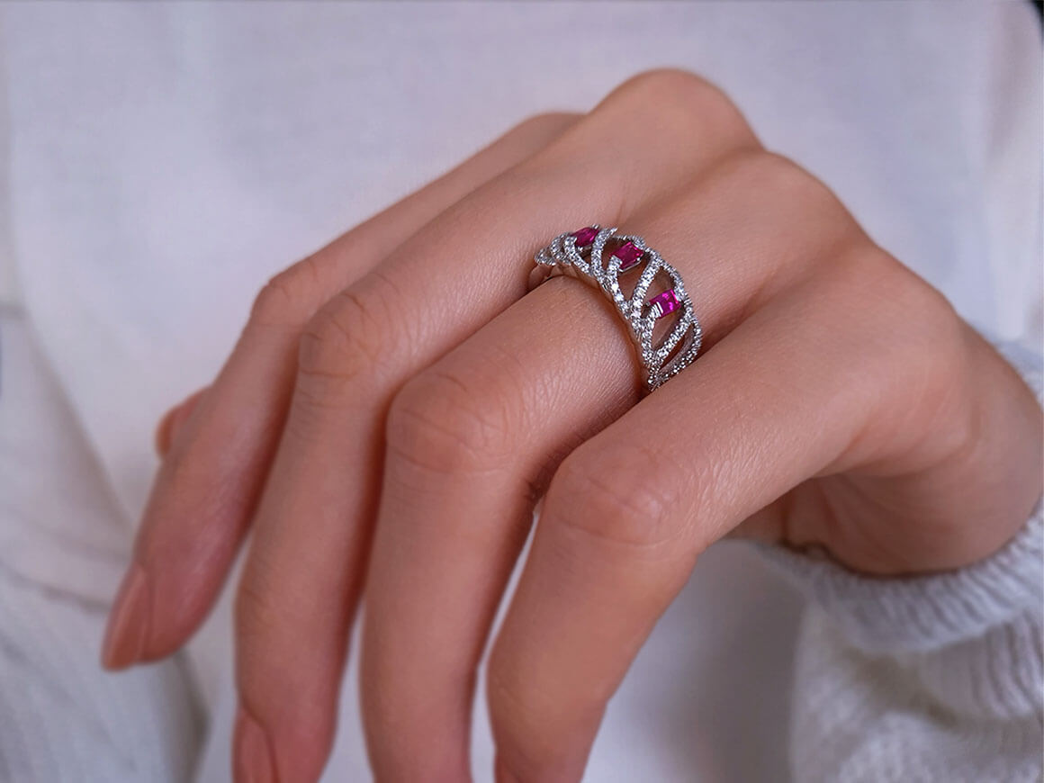 Diamond and baguette ruby ring in 18 K