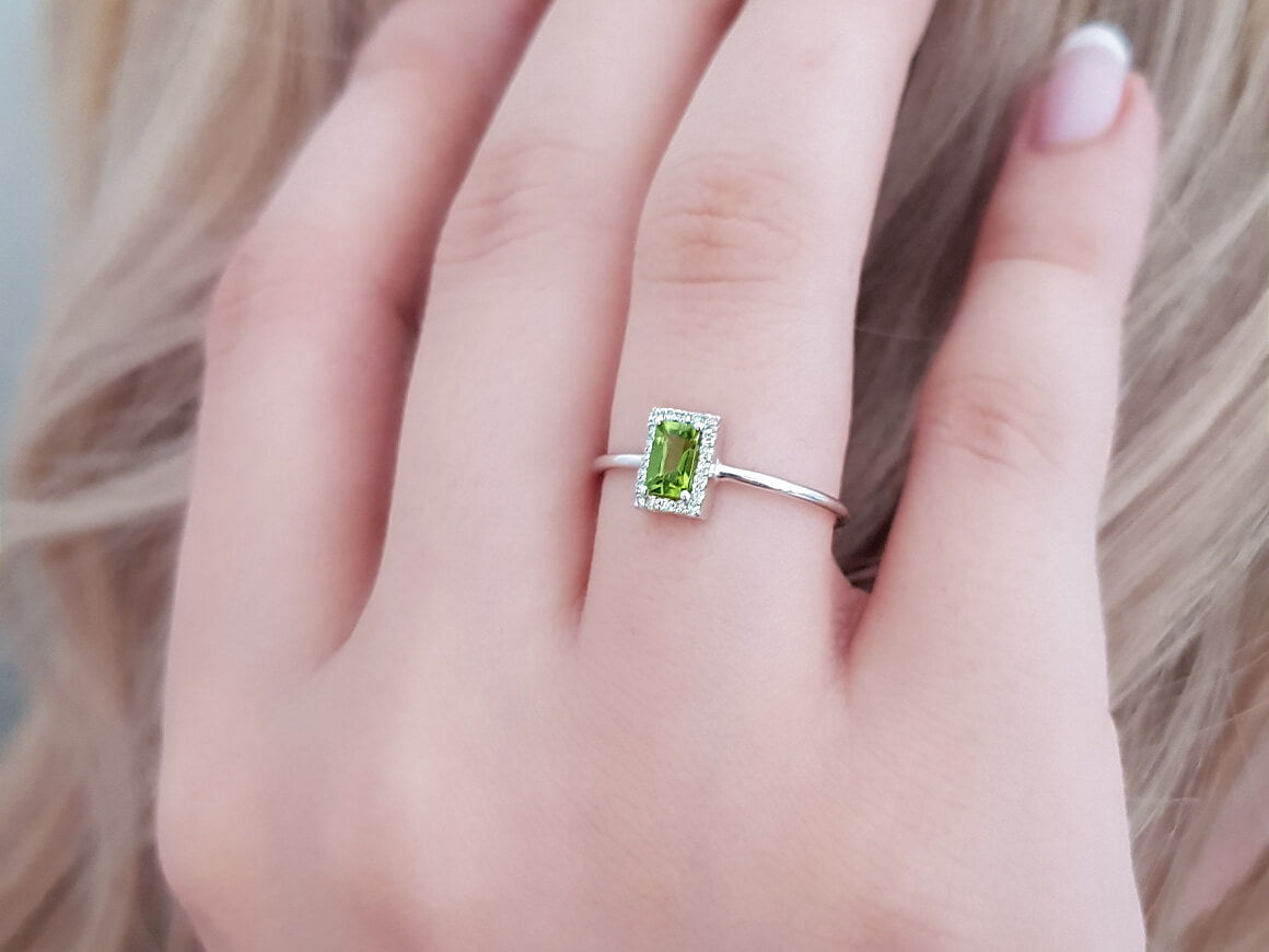 Bague en diamant et péridot taille baguette